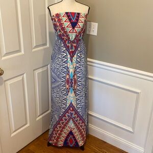Like new stapless maxi dress size small.